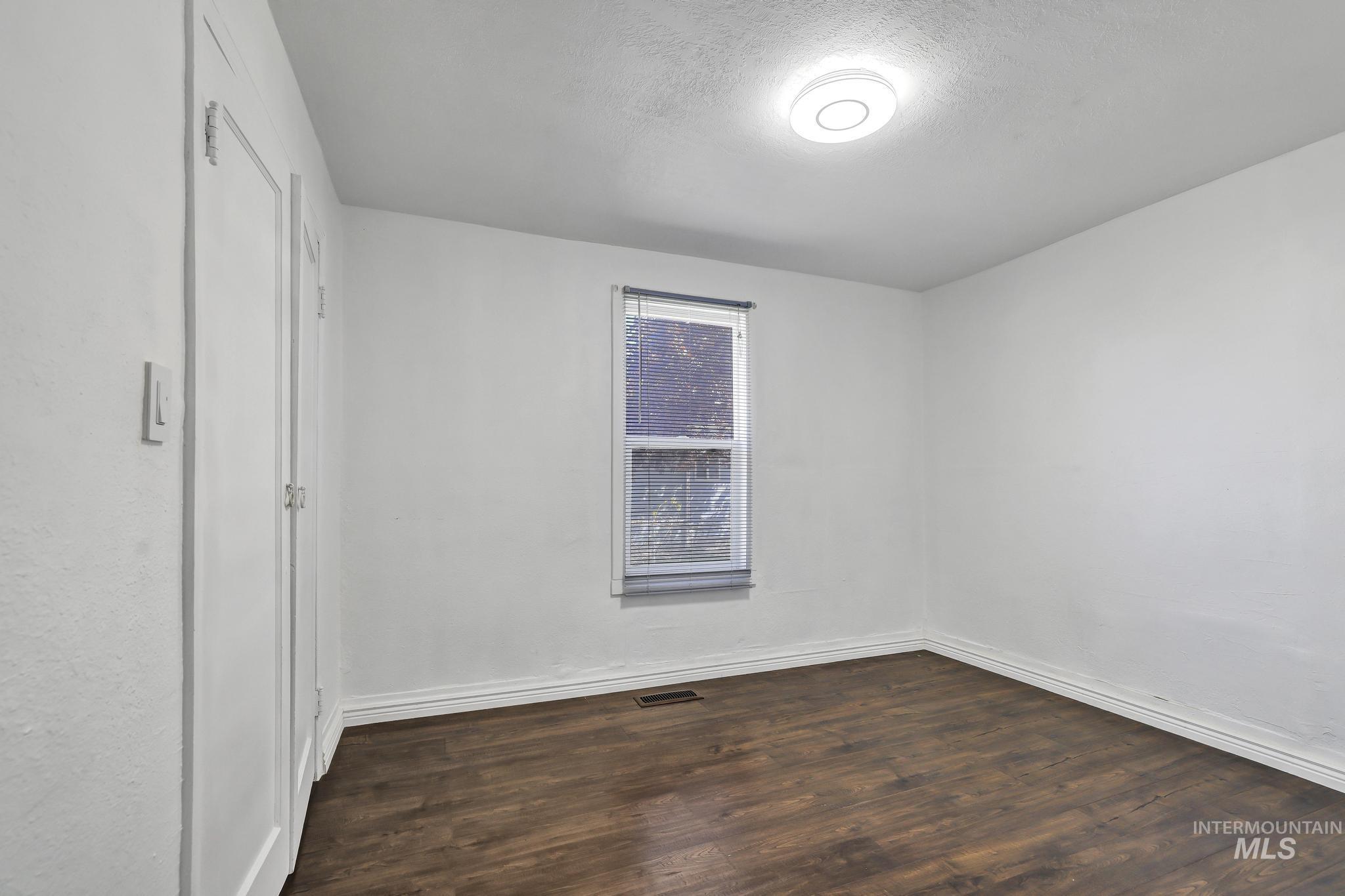 322 Jackson, Twin Falls, Idaho 83301, 3 Bedrooms, 2 Bathrooms, Residential For Sale, Price $280,000, 98983996