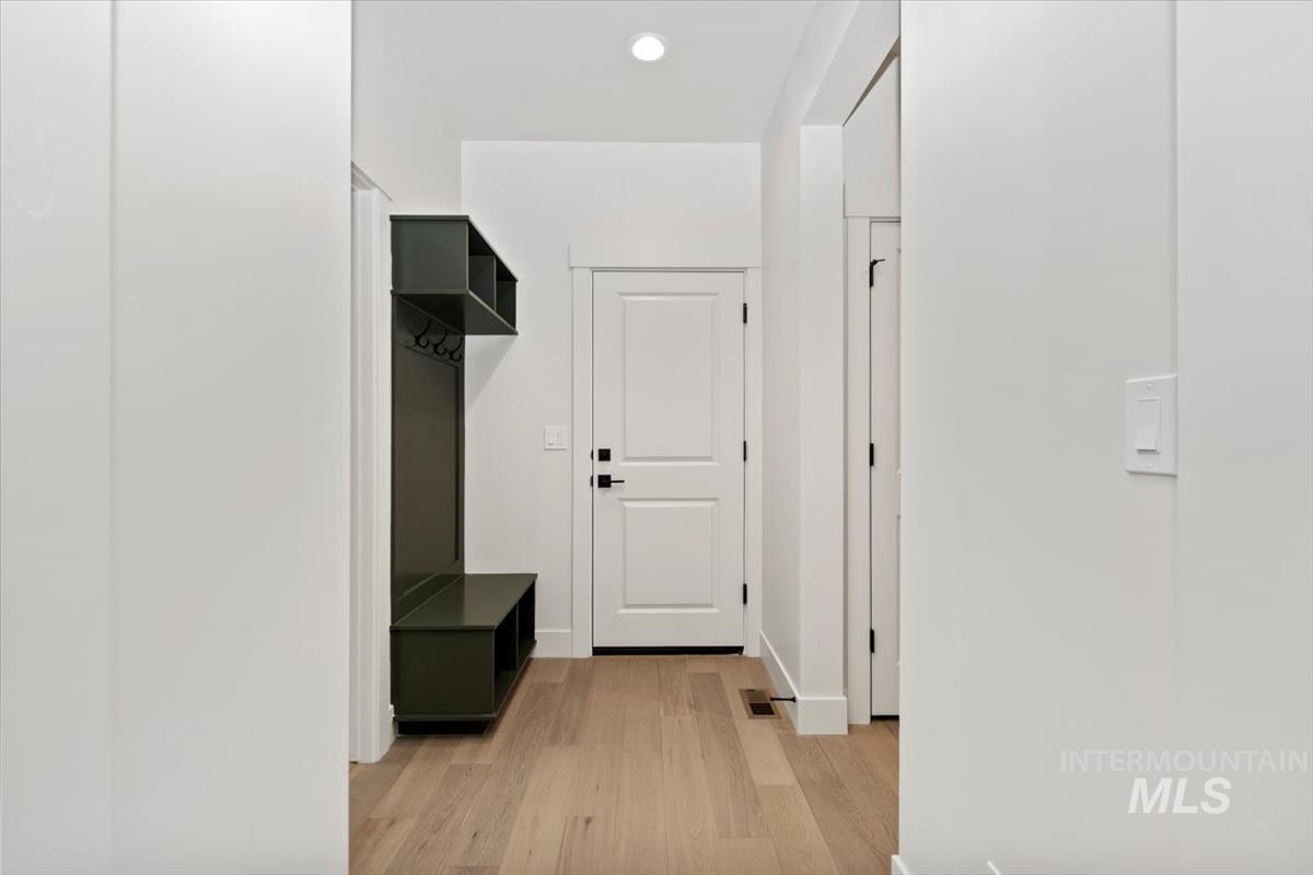 6422 N Barholm Ln, Eagle, Idaho 83616, 3 Bedrooms, 2 Bathrooms, Residential For Sale, Price $599,880,MLS 98984041