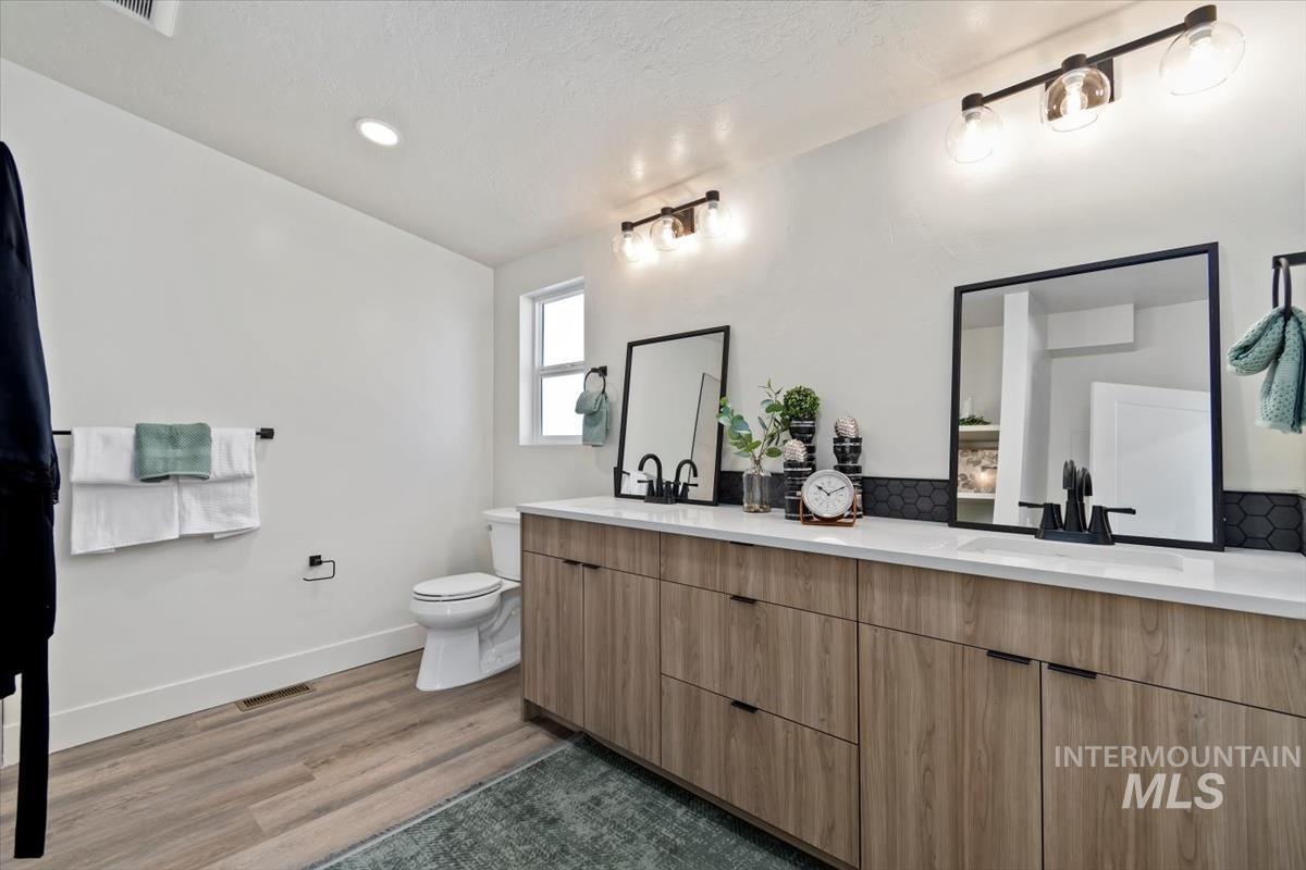 362 W London St, Middleton, Idaho 83644, 2 Bedrooms, 2 Bathrooms, Residential Income For Sale, Price $509,000,MLS 98984043