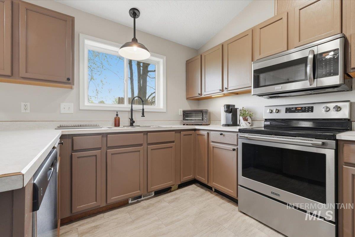 2714 Morning Mist Ln, Caldwell, Idaho 83605-7045, 3 Bedrooms, 2 Bathrooms, Residential For Sale, Price $324,900, 98984077