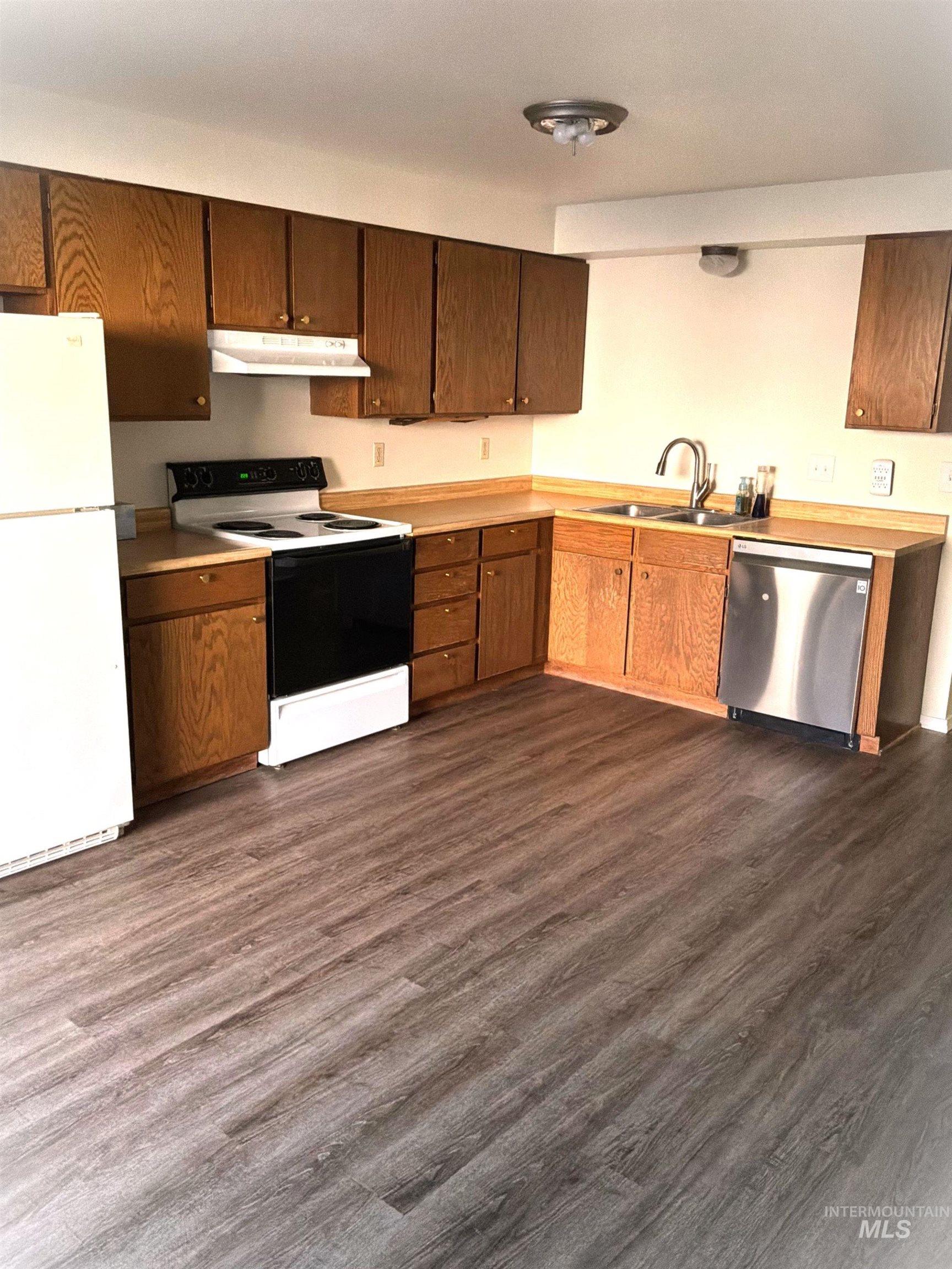 2099 Falls Avenue E, Twin Falls, Idaho 83301, 3 Bedrooms, 2 Bathrooms, Residential For Sale, Price $285,000, 98984091