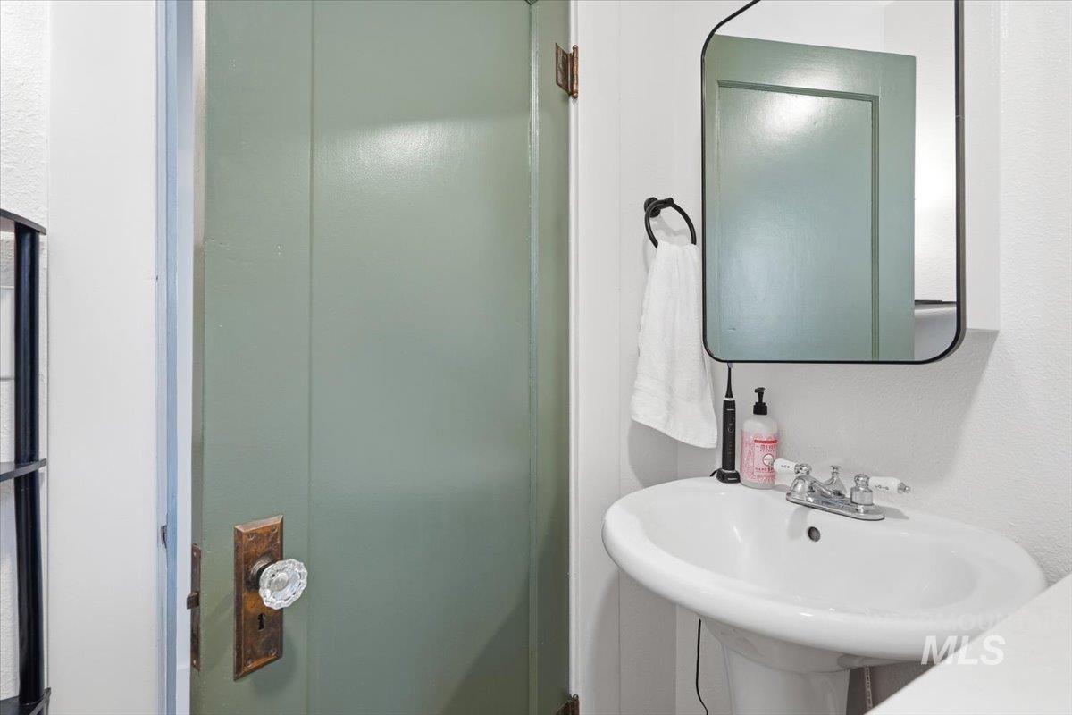 512 7th Street S, Nampa, Idaho 83651, 2 Bedrooms, 2 Bathrooms, Residential For Sale, Price $325,000, 98984105