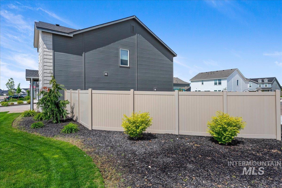 11240 Spring Falls Drive, Caldwell, Idaho 83605, 4 Bedrooms, 3 Bathrooms, Residential For Sale, Price $499,500,MLS 98984118