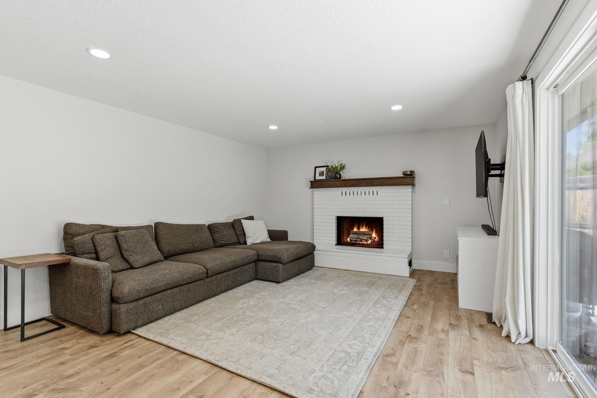 1380 W Cerramar Ct., Eagle, Idaho 83616, 3 Bedrooms, 2 Bathrooms, Residential For Sale, Price $557,000,MLS 98984130