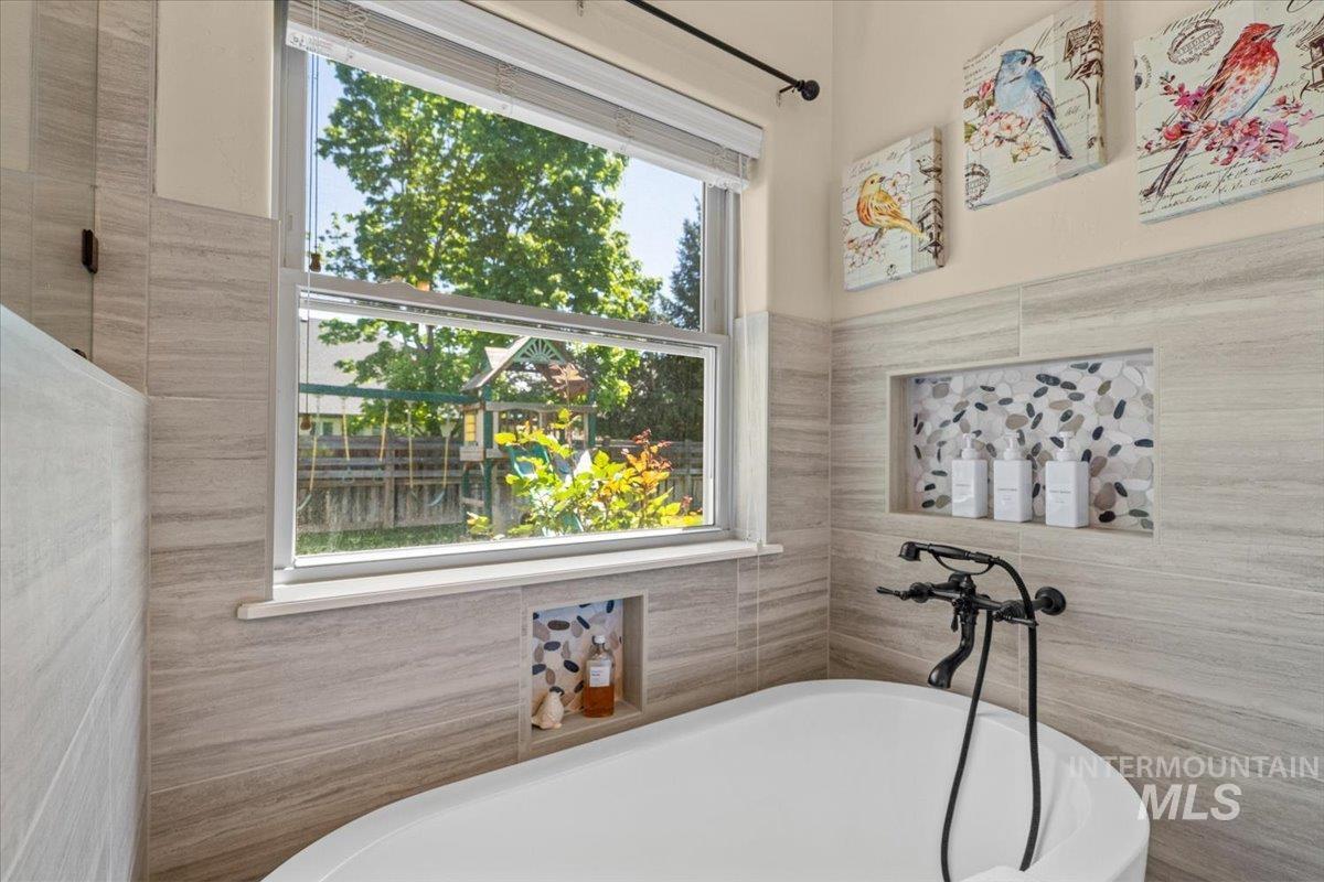 4154 N Tipton Ave., Meridian, Idaho 83646, 5 Bedrooms, 3.5 Bathrooms, Residential For Sale, Price $700,000,MLS 98984131