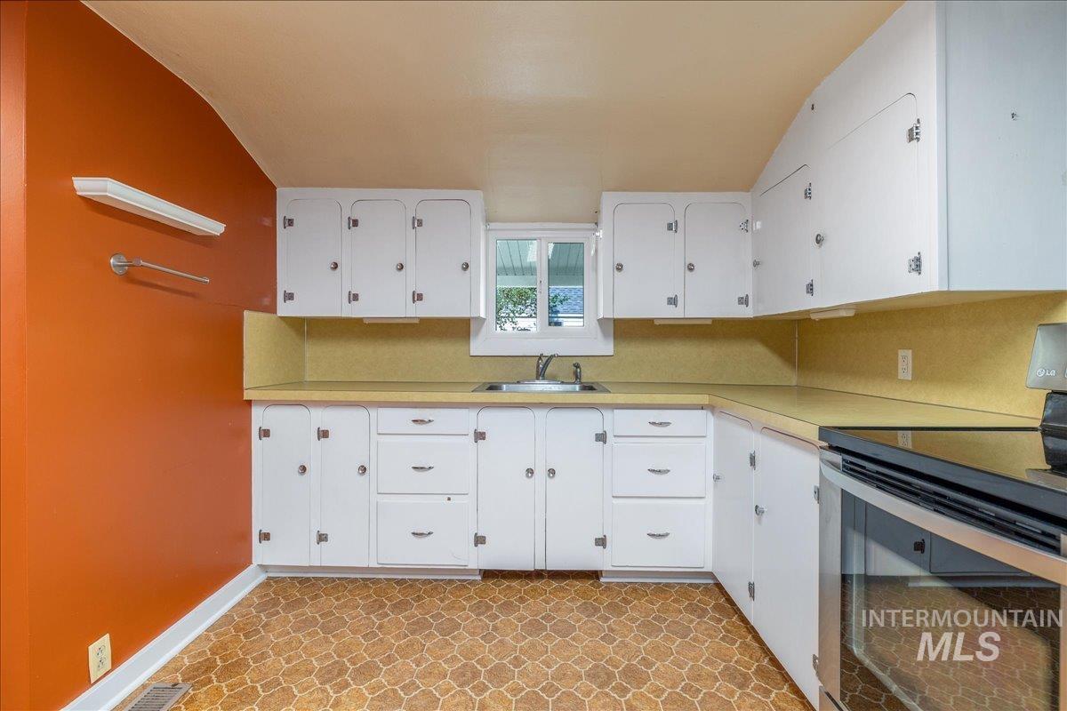 1715 S Robert St, Boise, Idaho 83705, 3 Bedrooms, 1 Bathroom, Residential For Sale, Price $349,900, 98984154