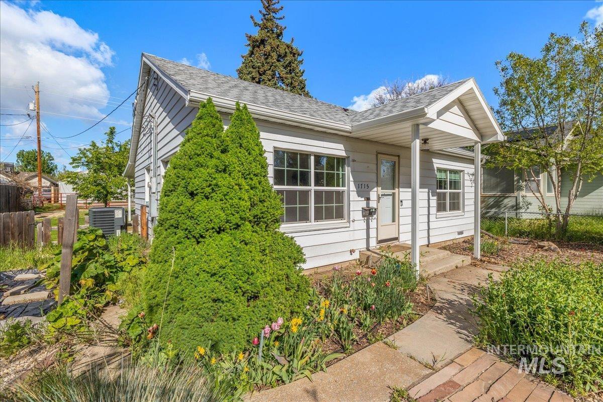 1715 S Robert St, Boise, Idaho 83705, 3 Bedrooms, 1 Bathroom, Residential For Sale, Price $349,900, 98984154