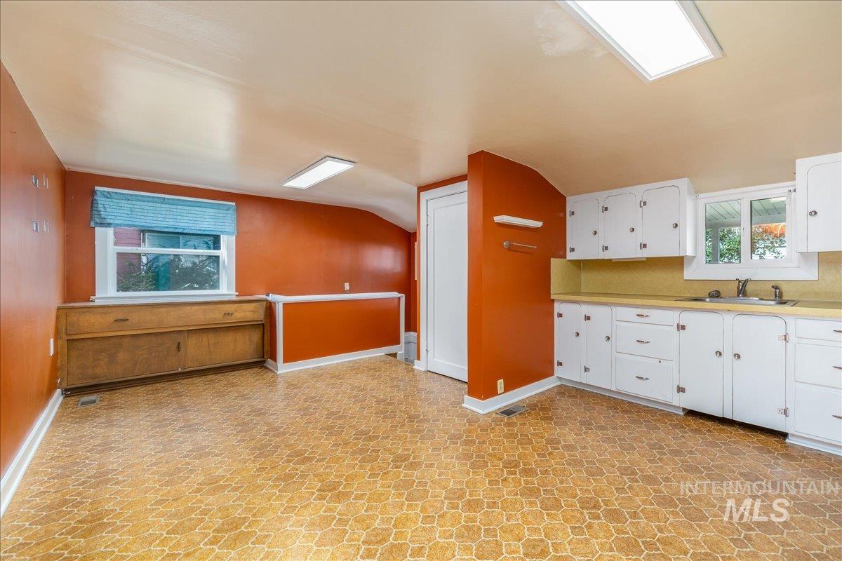 1715 S Robert St, Boise, Idaho 83705, 3 Bedrooms, 1 Bathroom, Residential For Sale, Price $349,900, 98984154