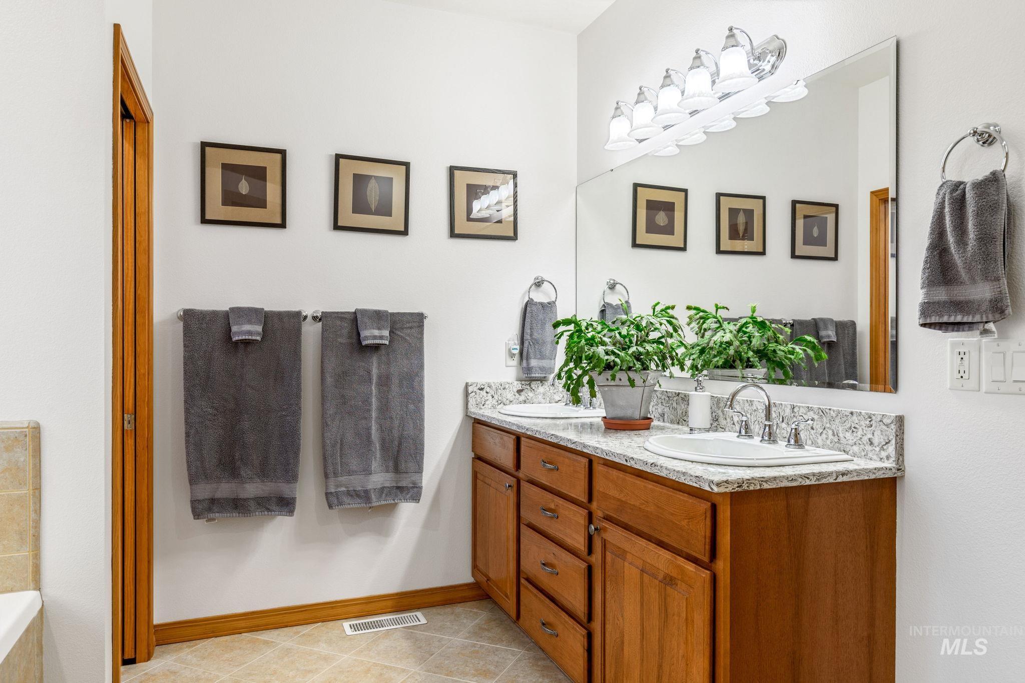 2703 E Ridgedale Place, Eagle, Idaho 83616, 3 Bedrooms, 2.5 Bathrooms, Residential For Sale, Price $625,000, 98984160