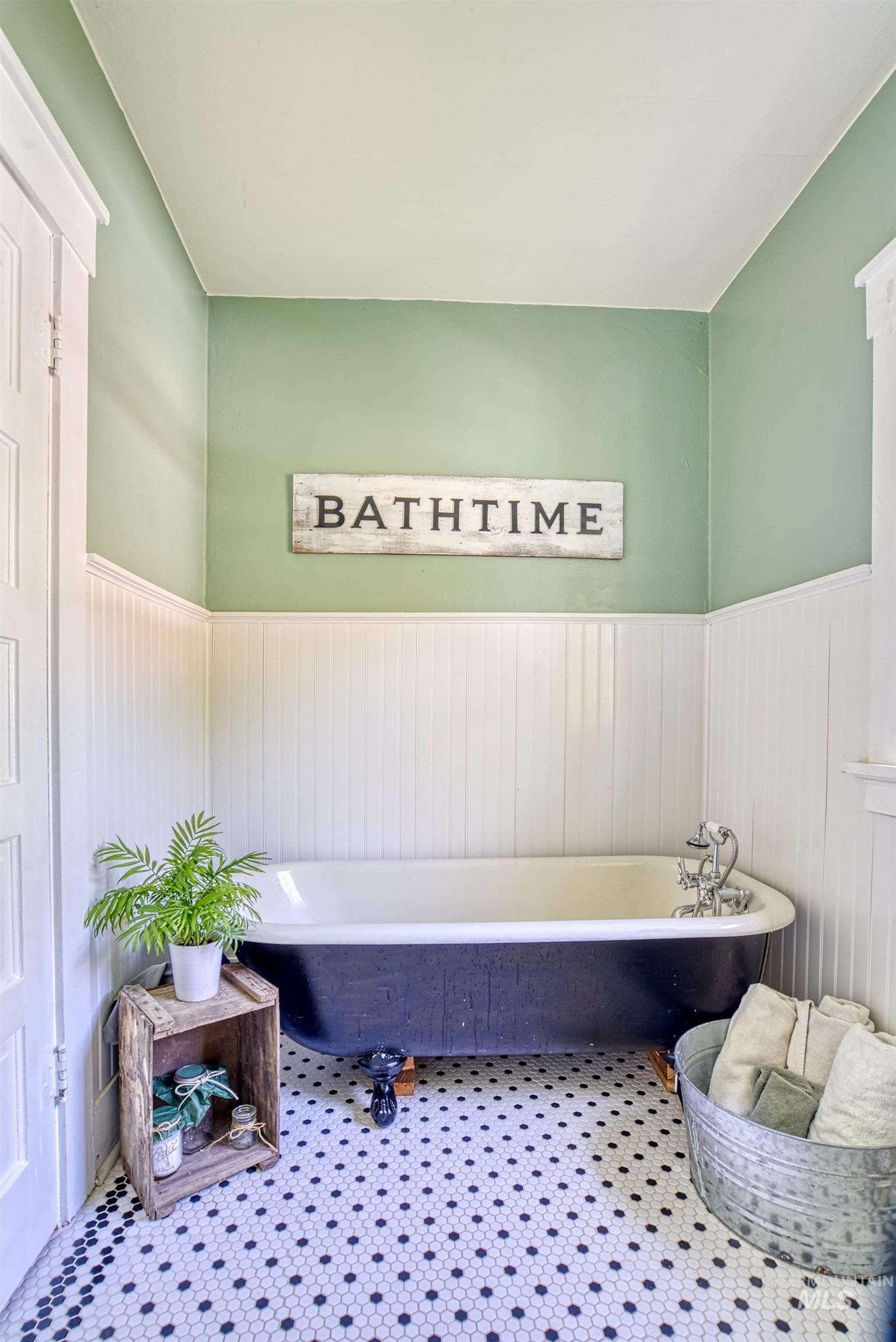 407 E Main Street, Weiser, Idaho 83672, 4 Bedrooms, 2 Bathrooms, Residential For Sale, Price $475,000,MLS 98984168