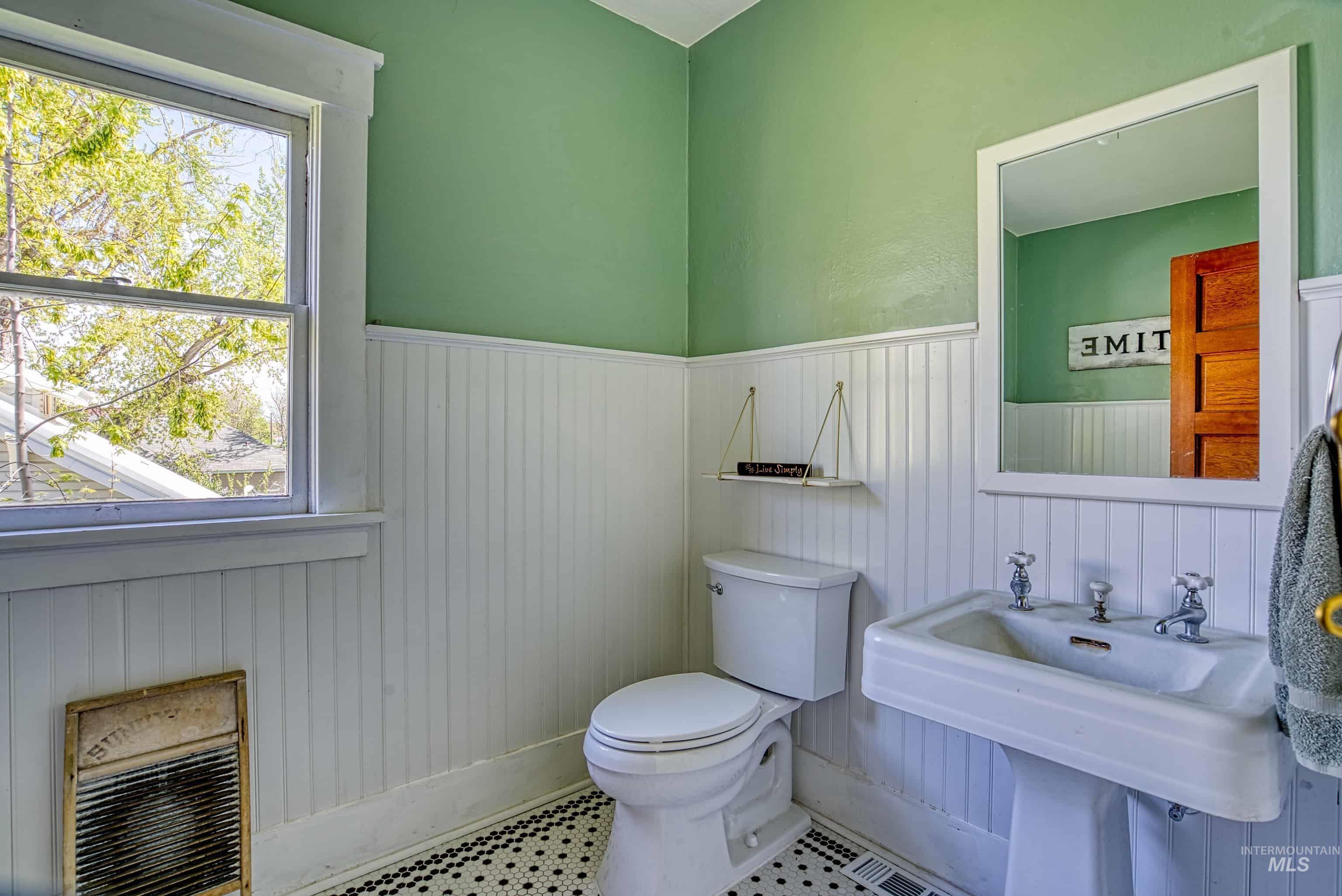 407 E Main Street, Weiser, Idaho 83672, 4 Bedrooms, 2 Bathrooms, Residential For Sale, Price $475,000,MLS 98984168