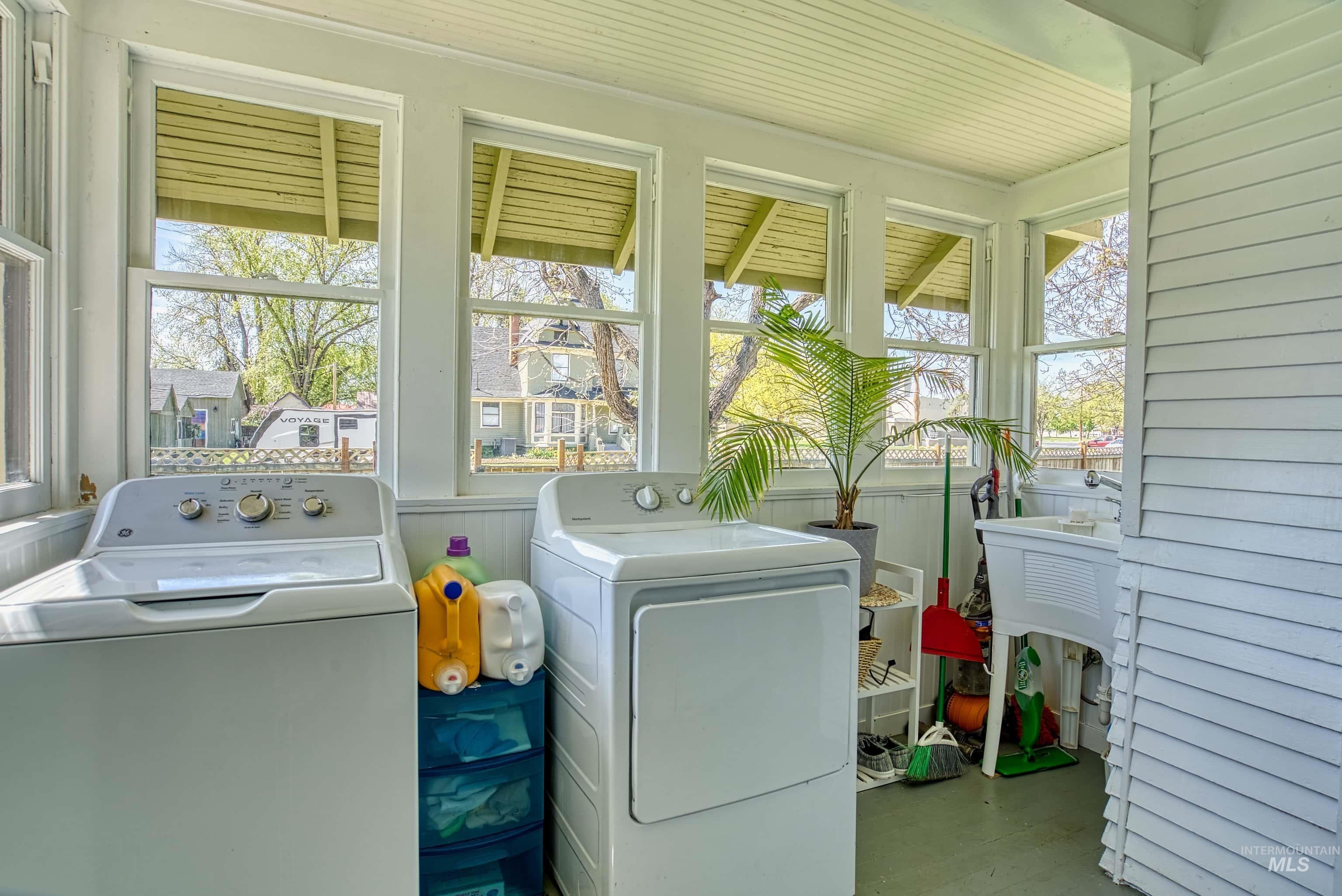 407 E Main Street, Weiser, Idaho 83672, 4 Bedrooms, 2 Bathrooms, Residential For Sale, Price $475,000,MLS 98984168