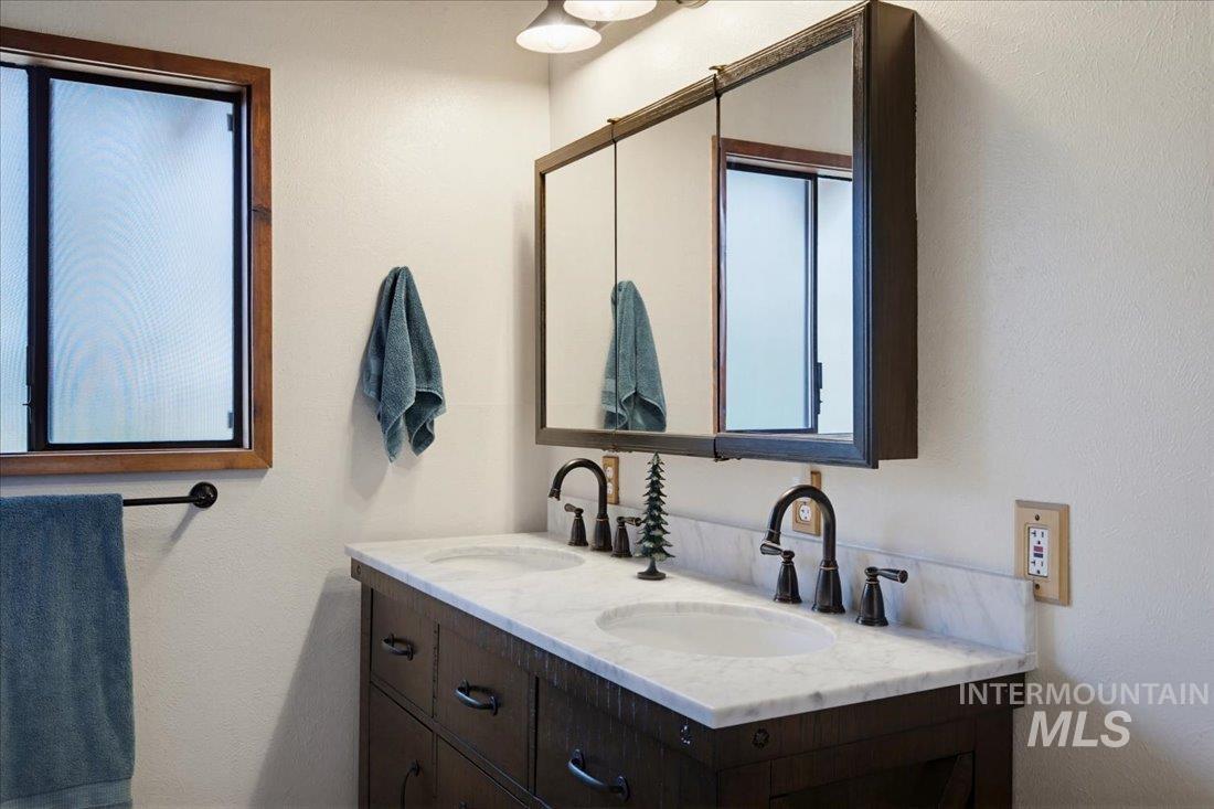 143 E Lake Fork Rd, McCall, Idaho 83638-0000, 3 Bedrooms, 2 Bathrooms, Residential For Sale, Price $875,000, 98984212