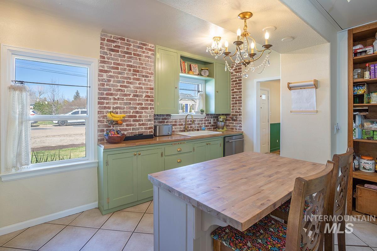 1515 E Florida Ave, Nampa, Idaho 83686, 5 Bedrooms, 3 Bathrooms, Residential For Sale, Price $494,900, 98984237