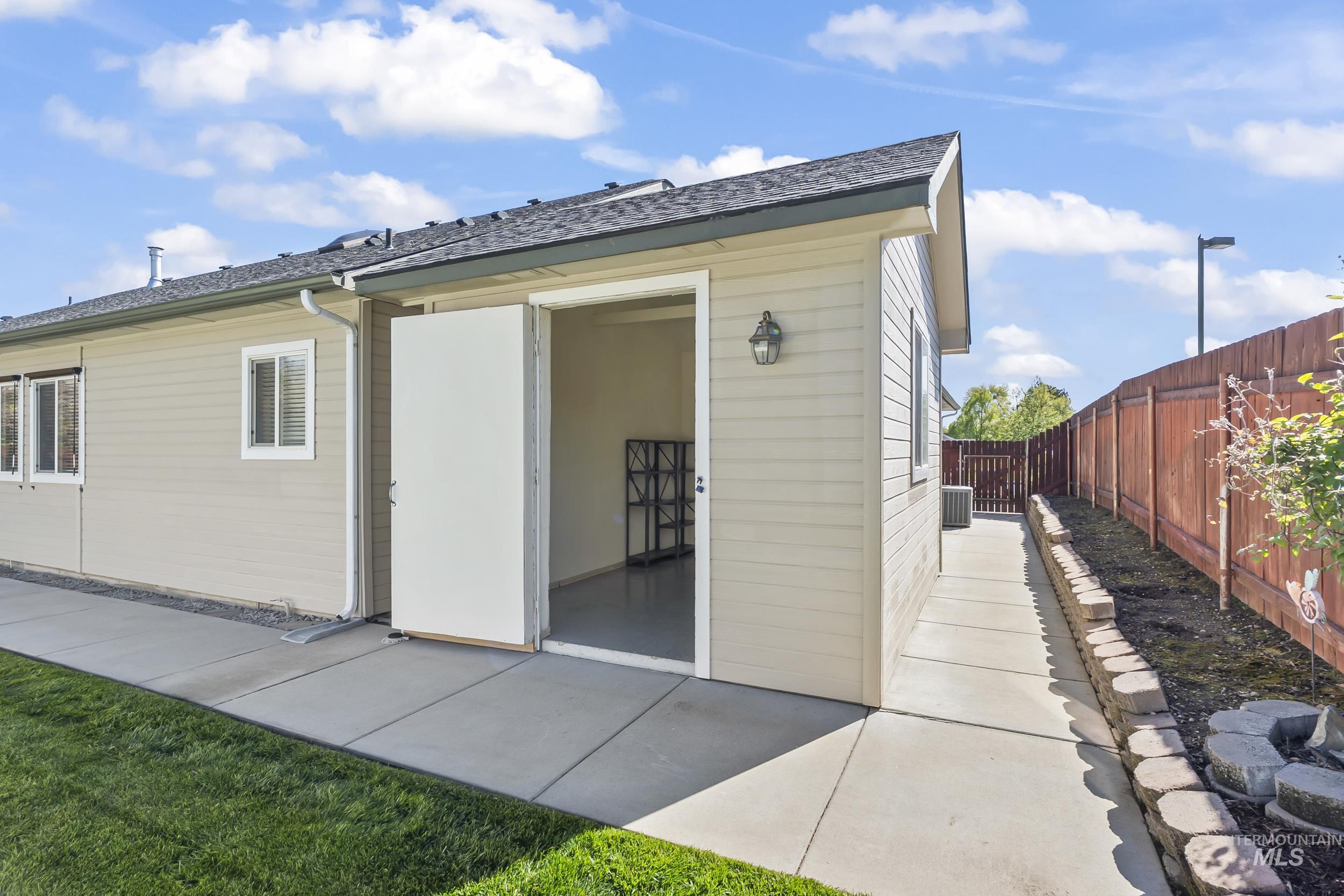 3221 N Lilyturf, Meridian, Idaho 83646, 4 Bedrooms, 2 Bathrooms, Residential For Sale, Price $565,000,MLS 98984262