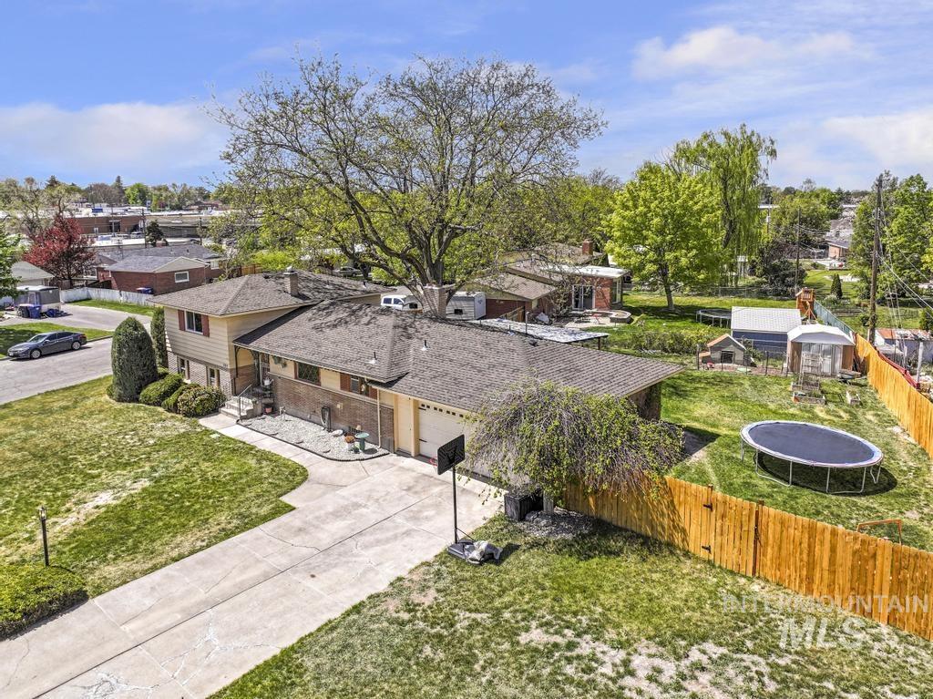 1319 Fremont Dr, Twin Falls, Idaho 83301-4126, 5 Bedrooms, 3.5 Bathrooms, Residential For Sale, Price $410,000, 98984294