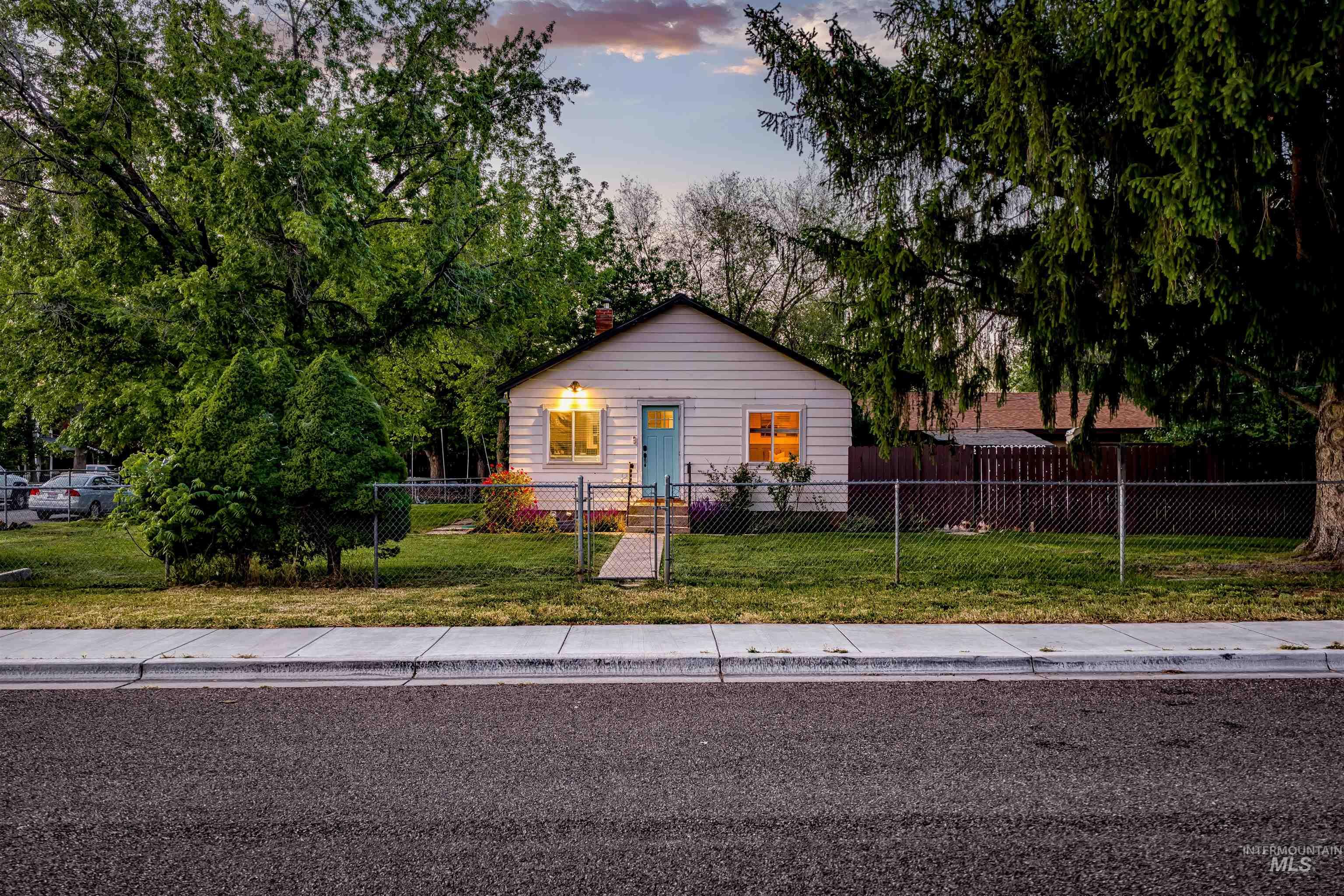 2124 S Kerr St, Boise, Idaho 83705, 2 Bedrooms, 1 Bathroom, Residential For Sale, Price $418,000, 98984295