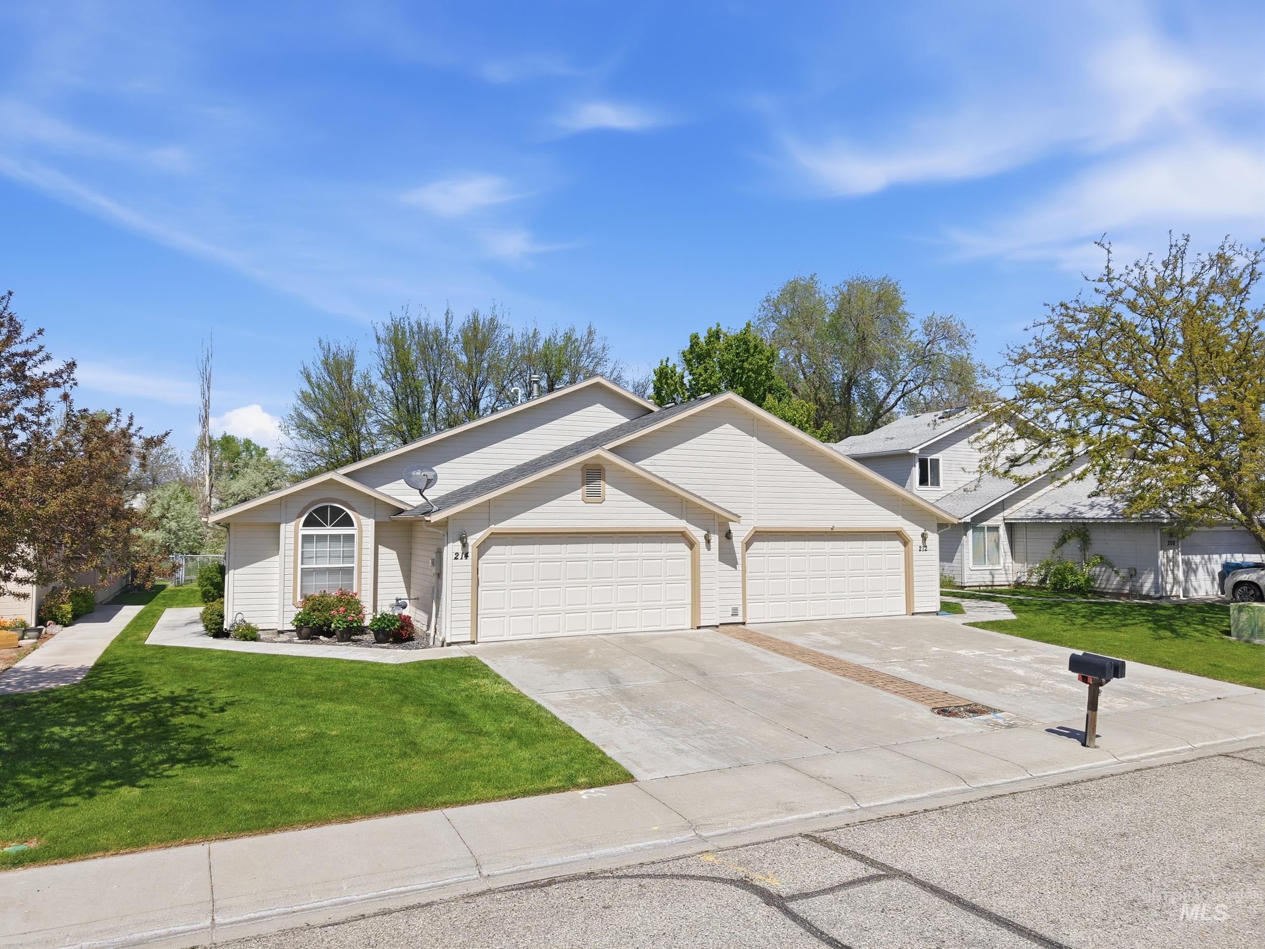 212 South Valley Drive, Nampa, Idaho 83686, 2 Bedrooms, 2 Bathrooms, Residential For Sale, Price $345,000, 98984296