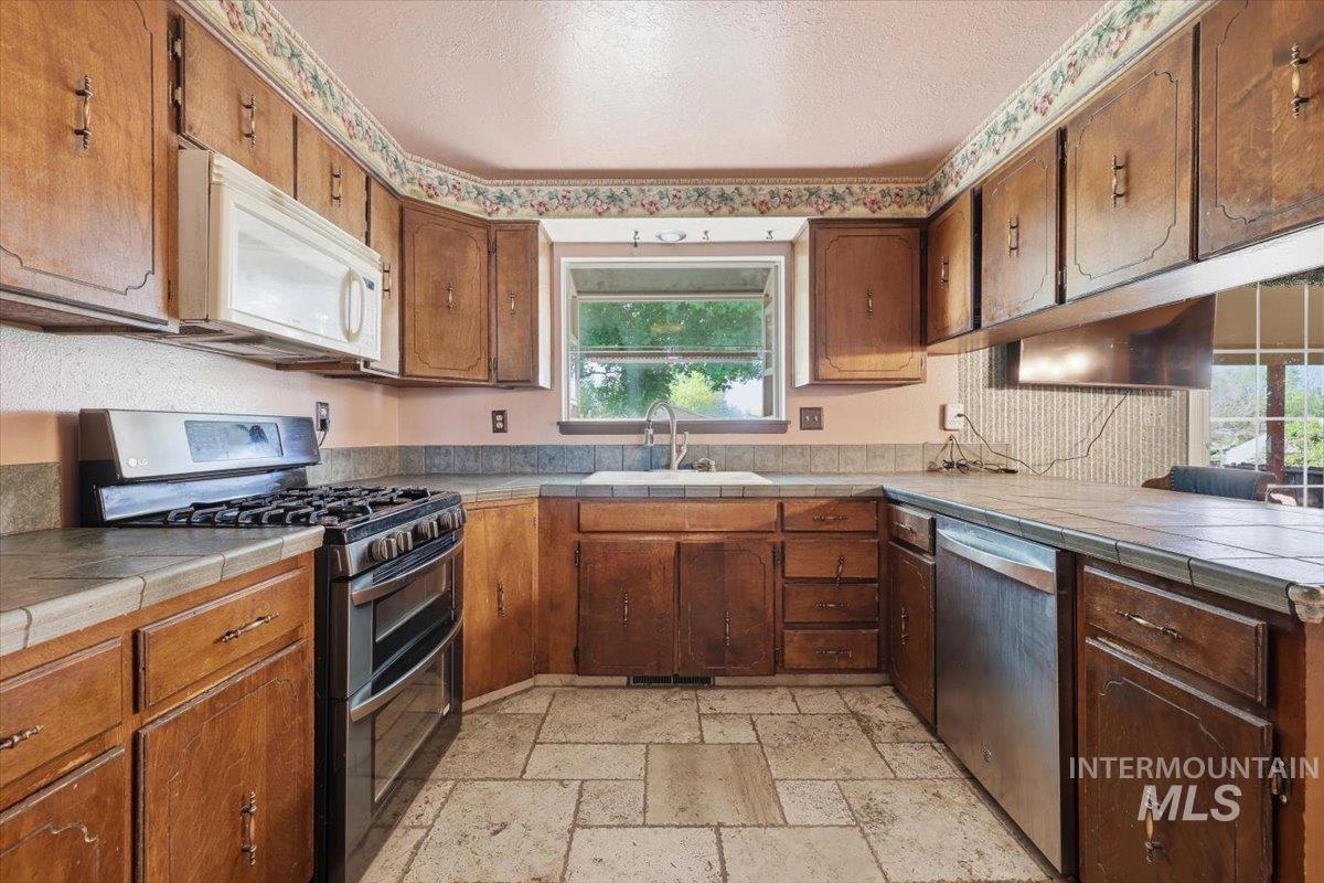 10883 W Reutzel Dr., Boise, Idaho 83709, 4 Bedrooms, 2 Bathrooms, Residential For Sale, Price $399,000,MLS 98984301