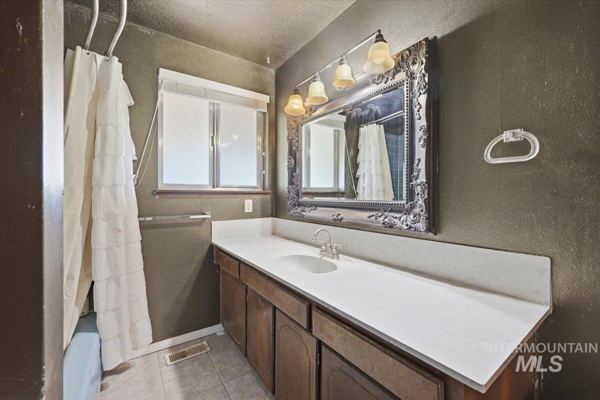 10883 W Reutzel Dr., Boise, Idaho 83709, 4 Bedrooms, 2 Bathrooms, Residential For Sale, Price $399,000,MLS 98984301