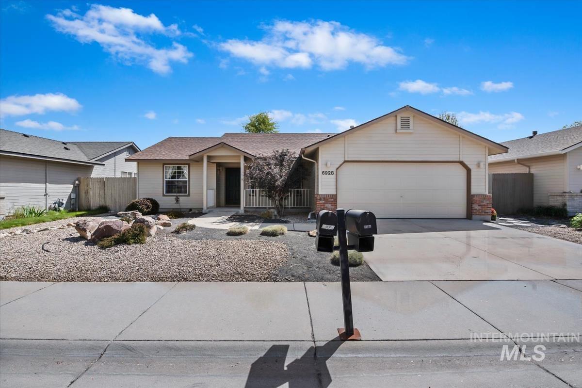 6928 N Duncan Ln, Boise, Idaho 83714, 3 Bedrooms, 2 Bathrooms, Residential For Sale, Price $425,000,MLS 98984302