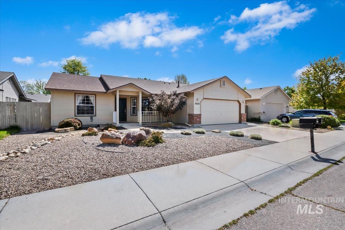 6928 N Duncan Ln, Boise, Idaho 83714, 3 Bedrooms, 2 Bathrooms, Residential For Sale, Price $425,000,MLS 98984302