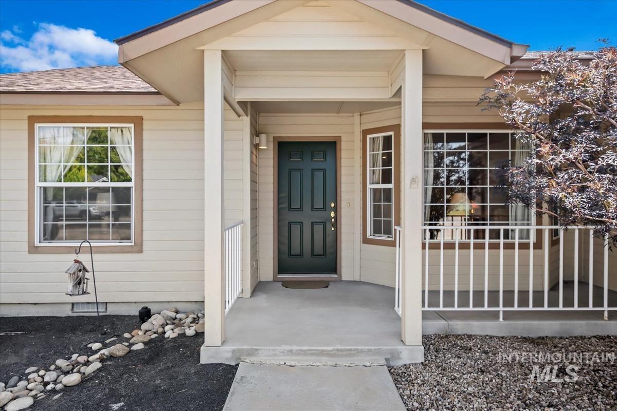 6928 N Duncan Ln, Boise, Idaho 83714, 3 Bedrooms, 2 Bathrooms, Residential For Sale, Price $425,000,MLS 98984302