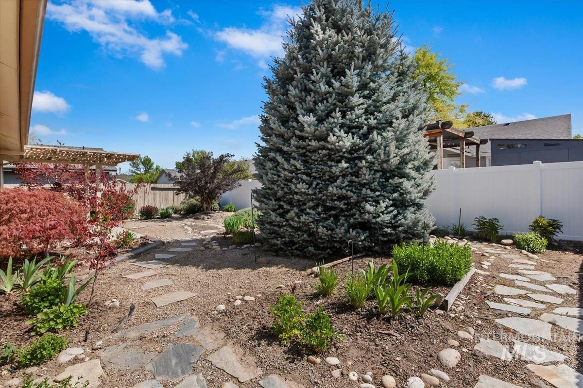 6928 N Duncan Ln, Boise, Idaho 83714, 3 Bedrooms, 2 Bathrooms, Residential For Sale, Price $425,000,MLS 98984302