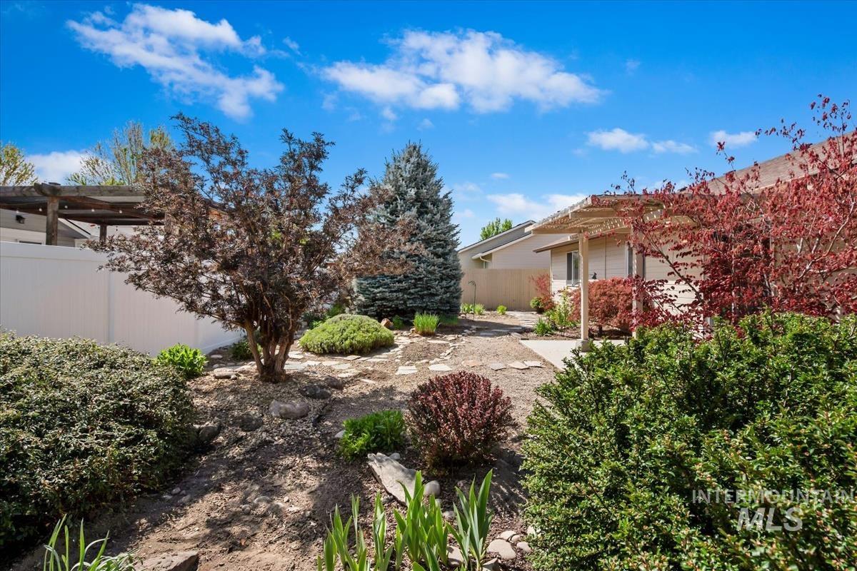 6928 N Duncan Ln, Boise, Idaho 83714, 3 Bedrooms, 2 Bathrooms, Residential For Sale, Price $425,000,MLS 98984302