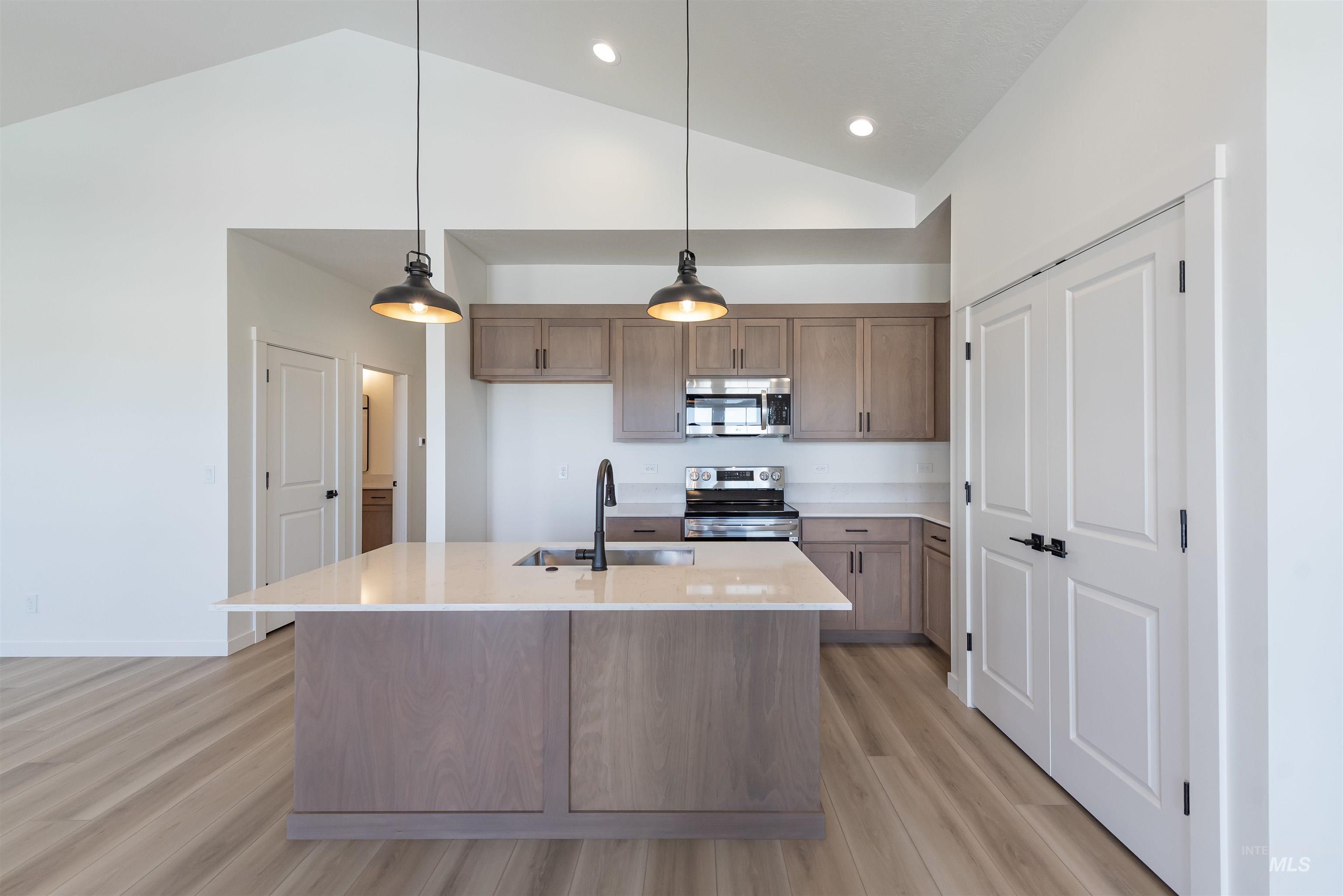 425 E Chevy Dr., Boise, Idaho 83716, 2 Bedrooms, 2 Bathrooms, Residential For Sale, Price $404,900,MLS 98984308