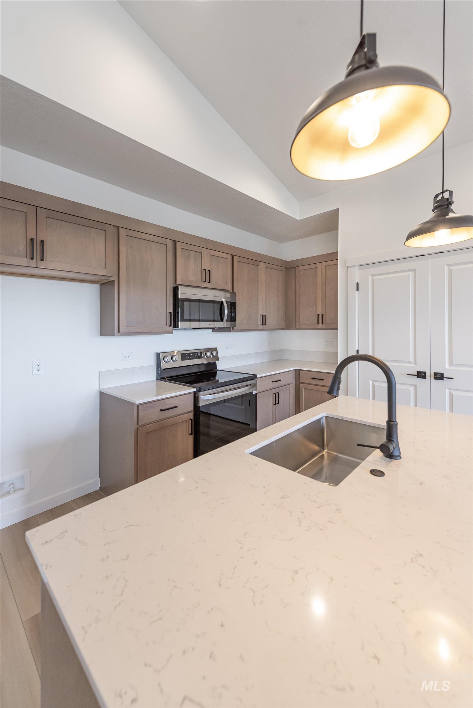 425 E Chevy Dr., Boise, Idaho 83716, 2 Bedrooms, 2 Bathrooms, Residential For Sale, Price $404,900,MLS 98984308