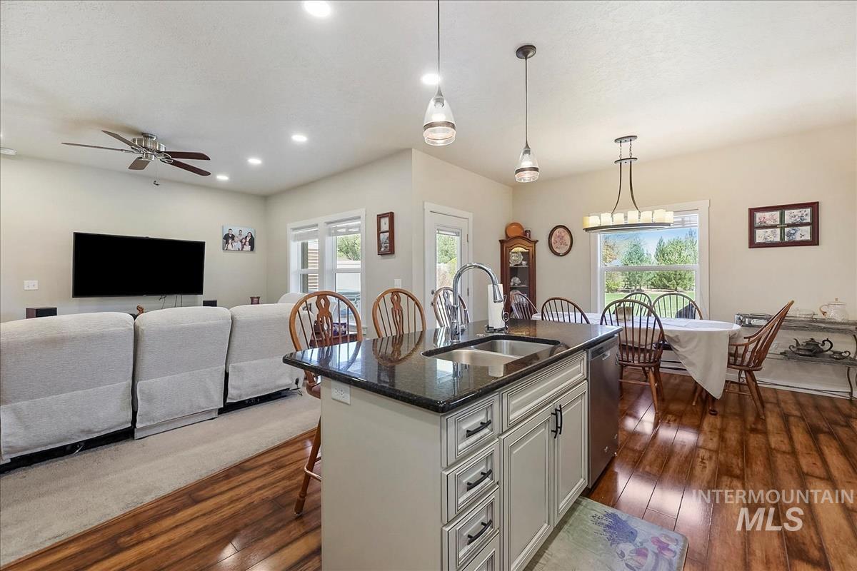723 E Willow St, Caldwell, Idaho 83605, 3 Bedrooms, 3 Bathrooms, Residential For Sale, Price $520,000, 98984326