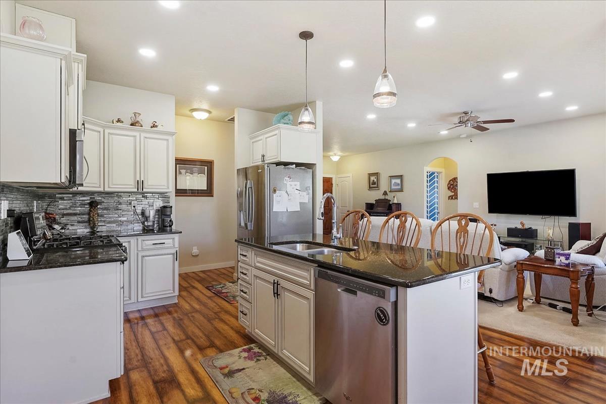 723 E Willow St, Caldwell, Idaho 83605, 3 Bedrooms, 3 Bathrooms, Residential For Sale, Price $520,000, 98984326