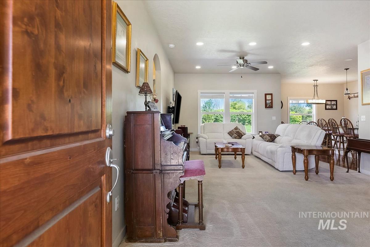 723 E Willow St, Caldwell, Idaho 83605, 3 Bedrooms, 3 Bathrooms, Residential For Sale, Price $520,000, 98984326