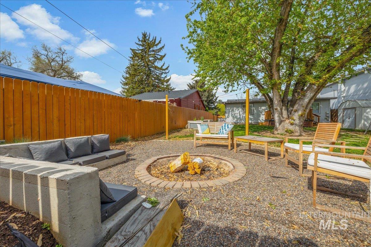 2116 S Pacific St, Boise, Idaho 83705, 3 Bedrooms, 2 Bathrooms, Residential For Sale, Price $475,000,MLS 98984328