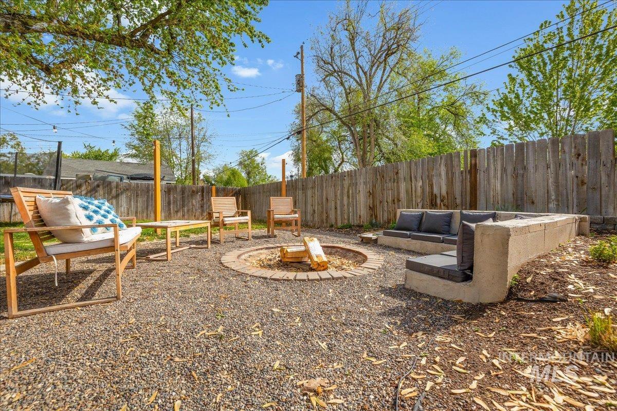 2116 S Pacific St, Boise, Idaho 83705, 3 Bedrooms, 2 Bathrooms, Residential For Sale, Price $475,000,MLS 98984328