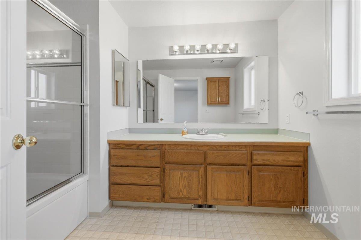 1128 W State St, Meridian, Idaho 83642, 4 Bedrooms, 3 Bathrooms, Residential For Sale, Price $565,000,MLS 98984336