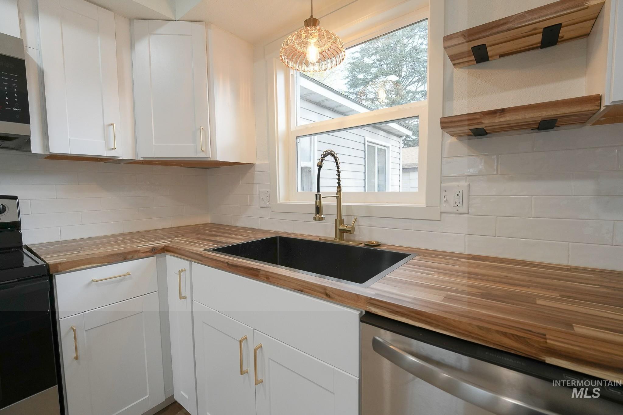 124 S Maple St, Nampa, Idaho 83686, 1 Bedroom, 1 Bathroom, Residential For Sale, Price $308,000, 98984352