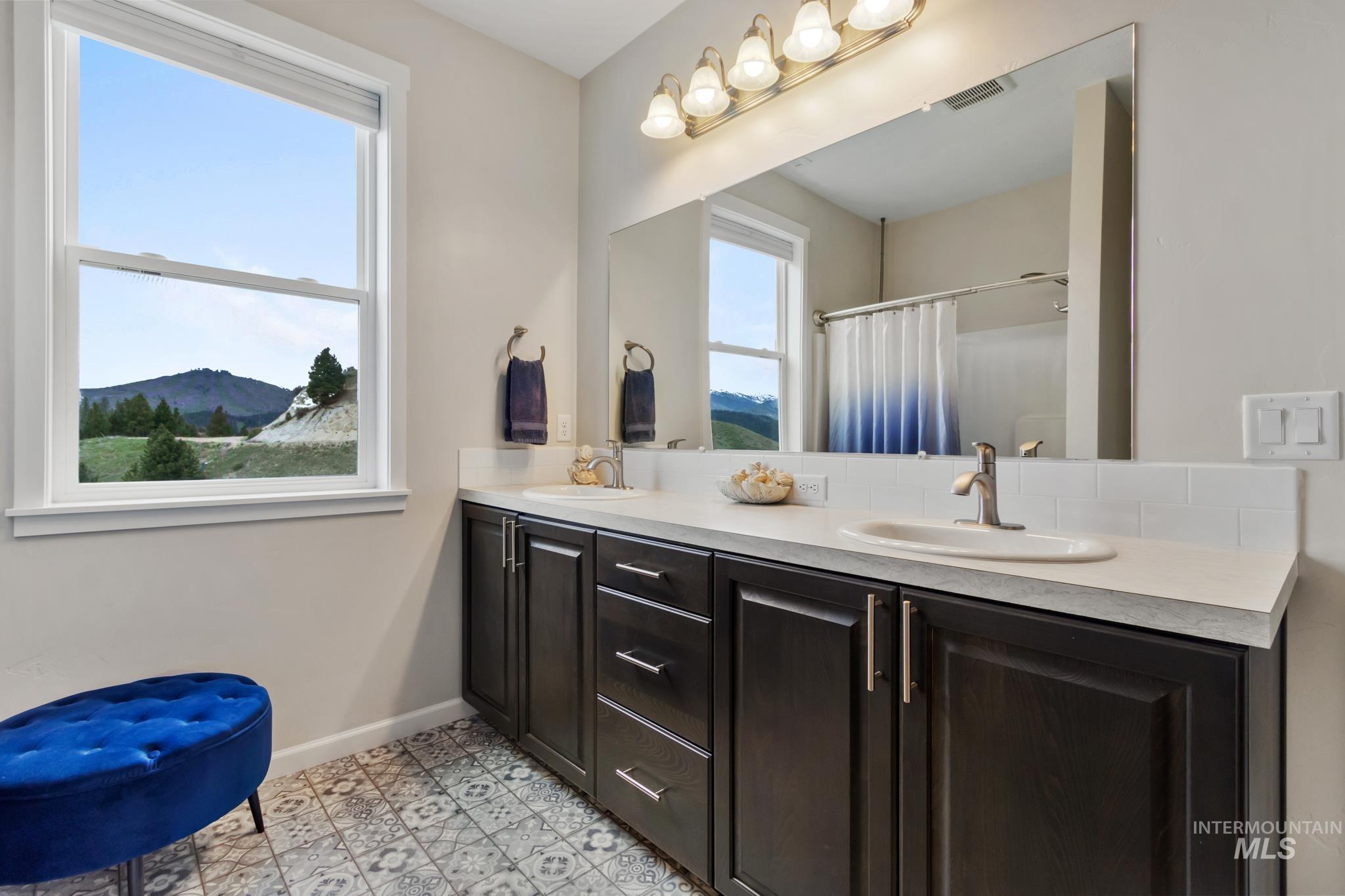 85 Trails End Way, Boise, Idaho 83716, 3 Bedrooms, 3 Bathrooms, Residential For Sale, Price $945,000,MLS 98984414