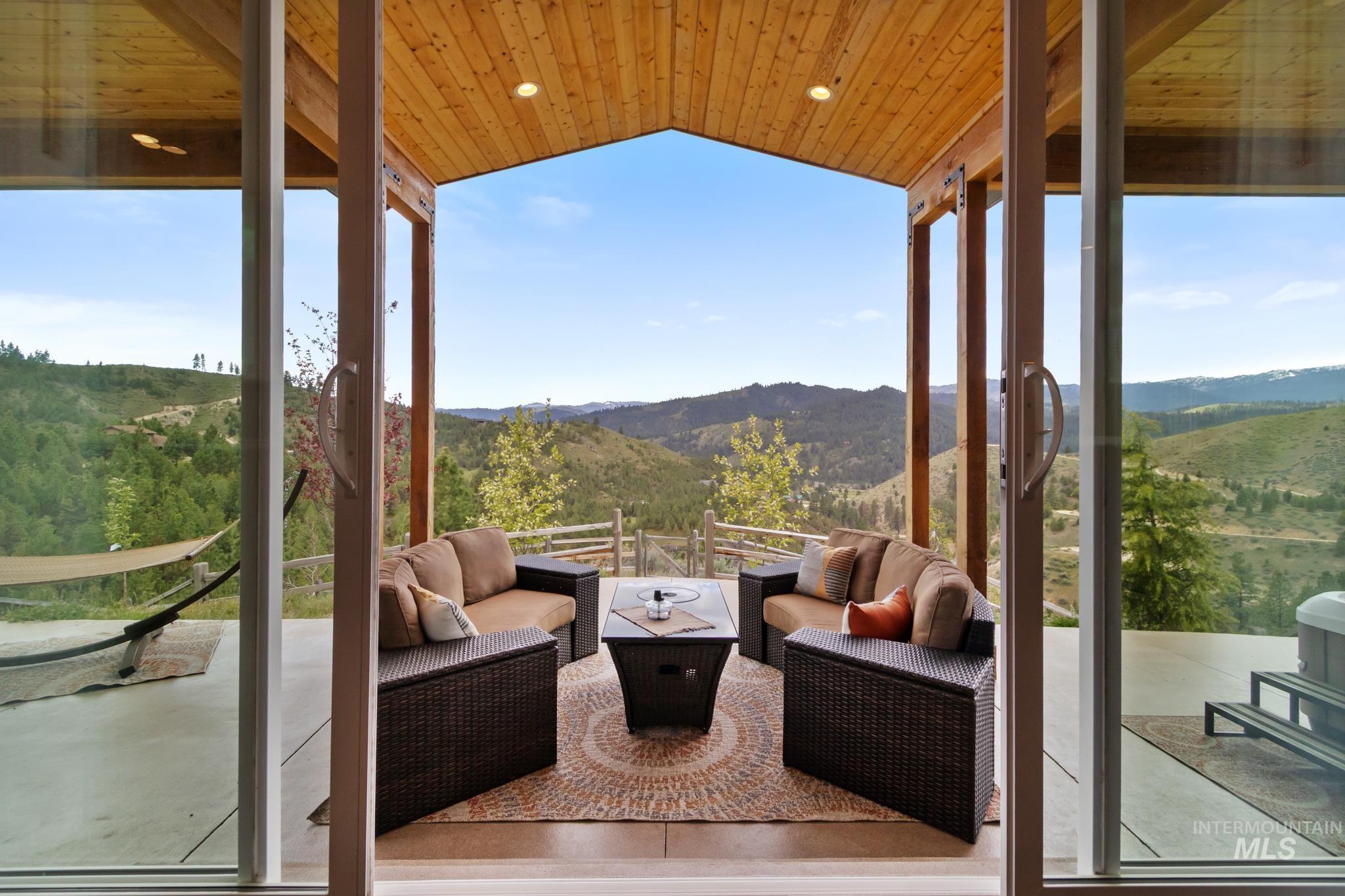85 Trails End Way, Boise, Idaho 83716, 3 Bedrooms, 3 Bathrooms, Residential For Sale, Price $945,000,MLS 98984414