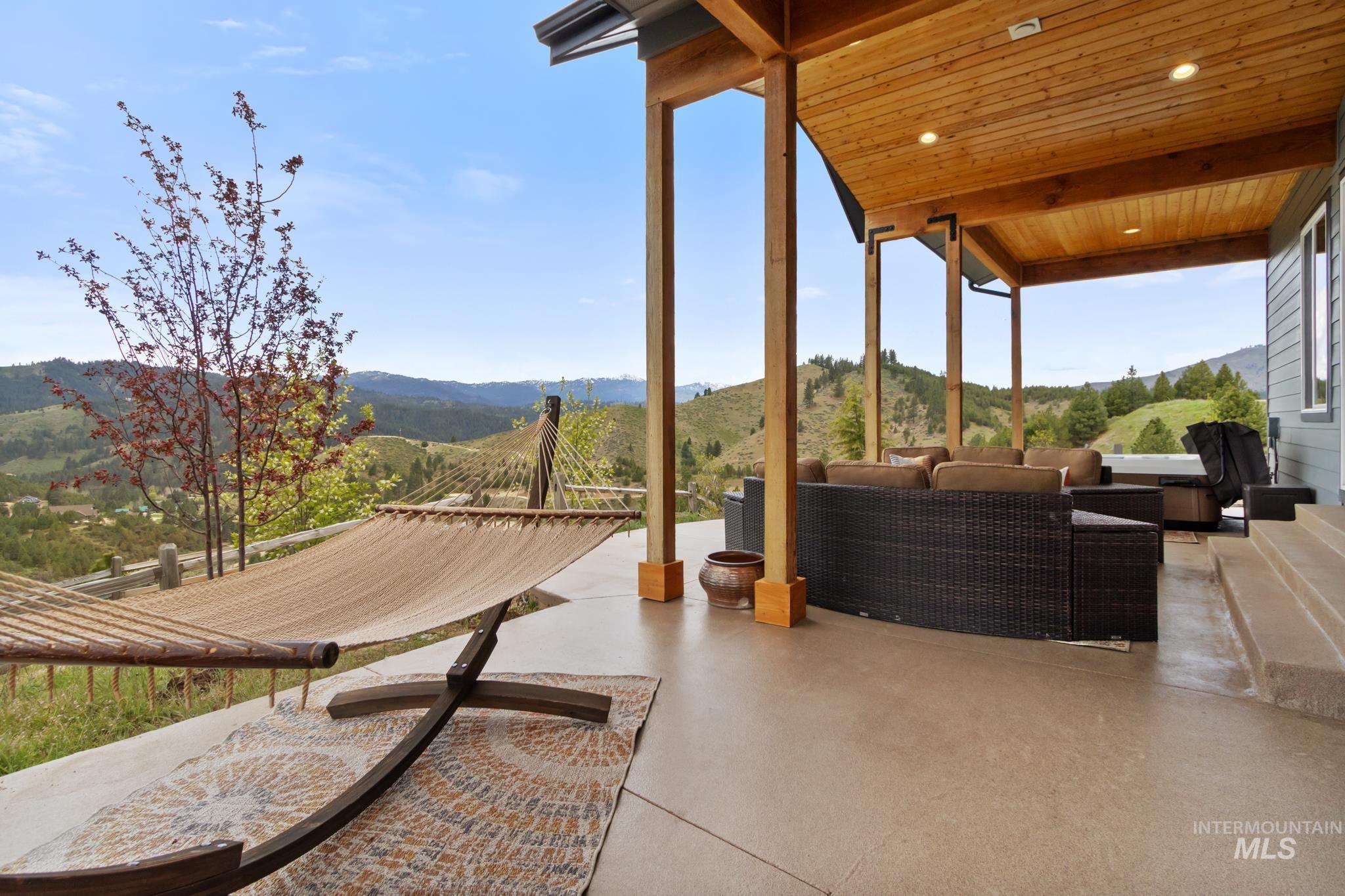 85 Trails End Way, Boise, Idaho 83716, 3 Bedrooms, 3 Bathrooms, Residential For Sale, Price $945,000,MLS 98984414