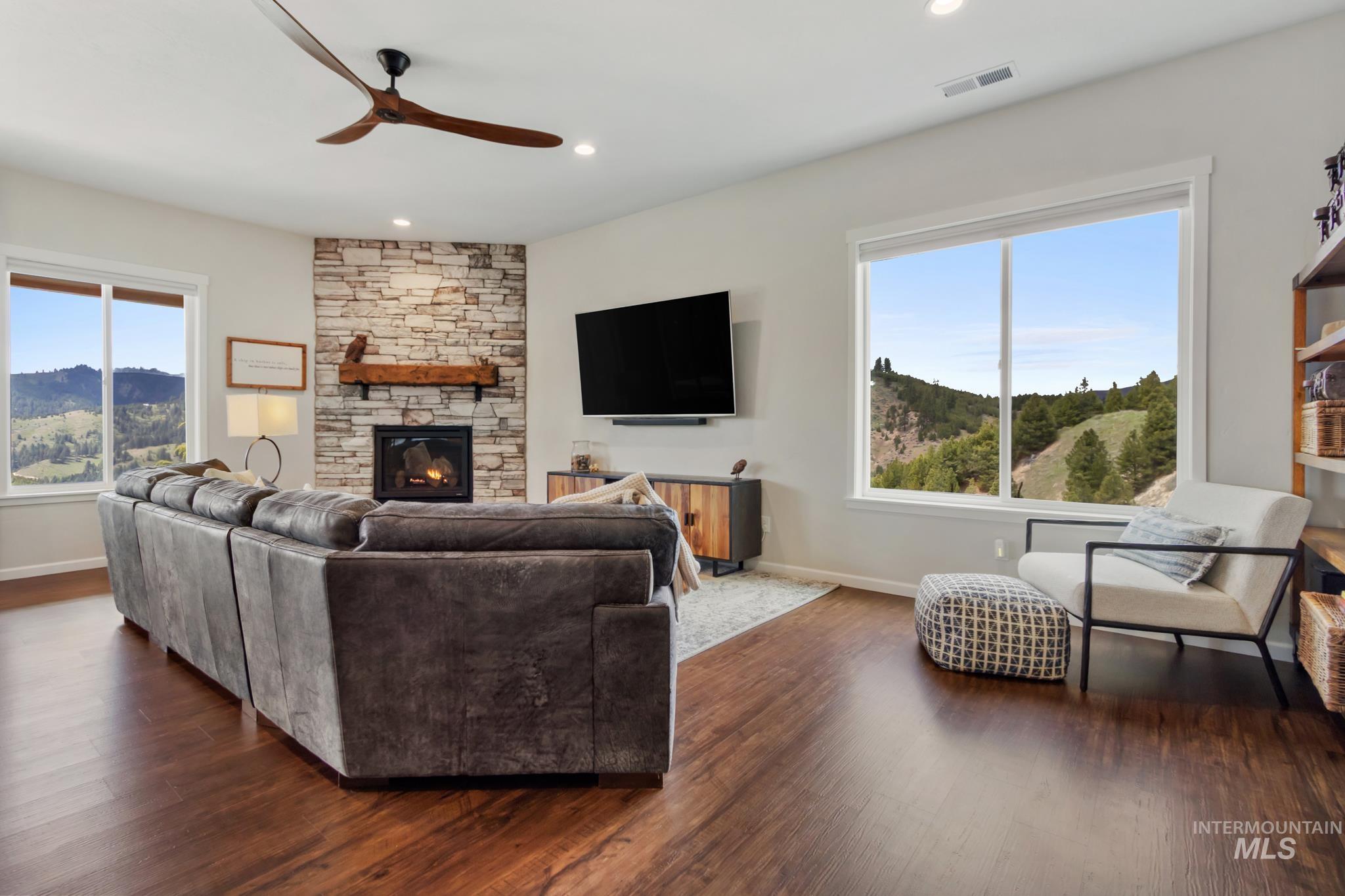 85 Trails End Way, Boise, Idaho 83716, 3 Bedrooms, 3 Bathrooms, Residential For Sale, Price $945,000,MLS 98984414