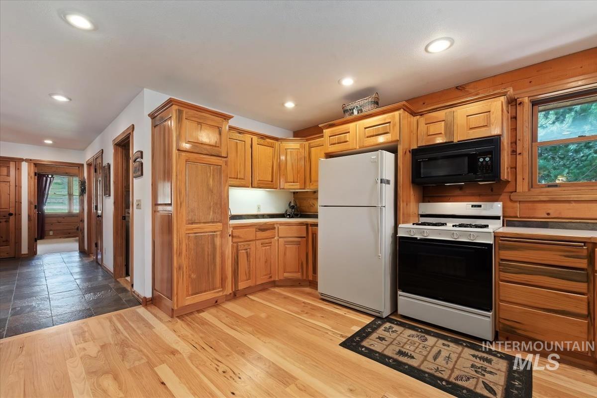 29 River Rd, Garden Valley, Idaho 83622, 3 Bedrooms, 2 Bathrooms, Residential For Sale, Price $1,200,000, 98984416