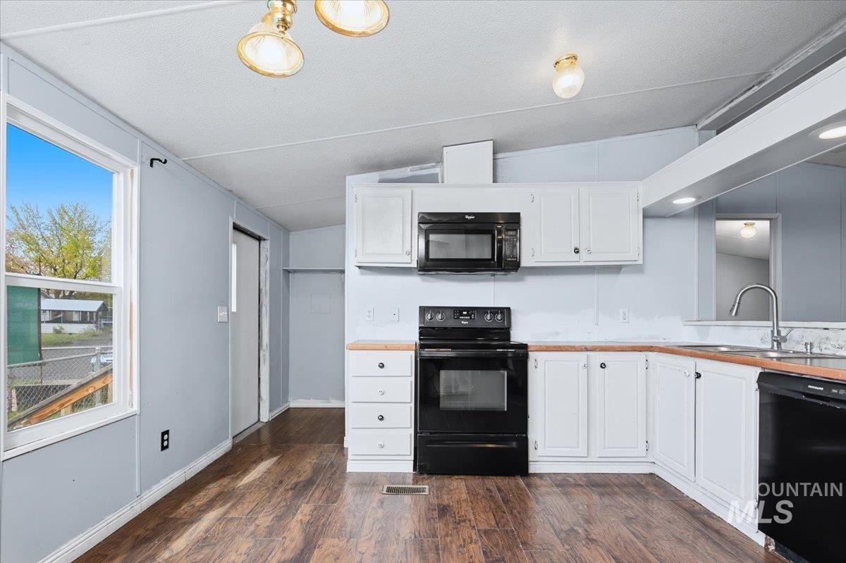 4403 High Valley Ave, Nampa, Idaho 83687, 3 Bedrooms, 2 Bathrooms, Residential For Sale, Price $79,900, 98984422