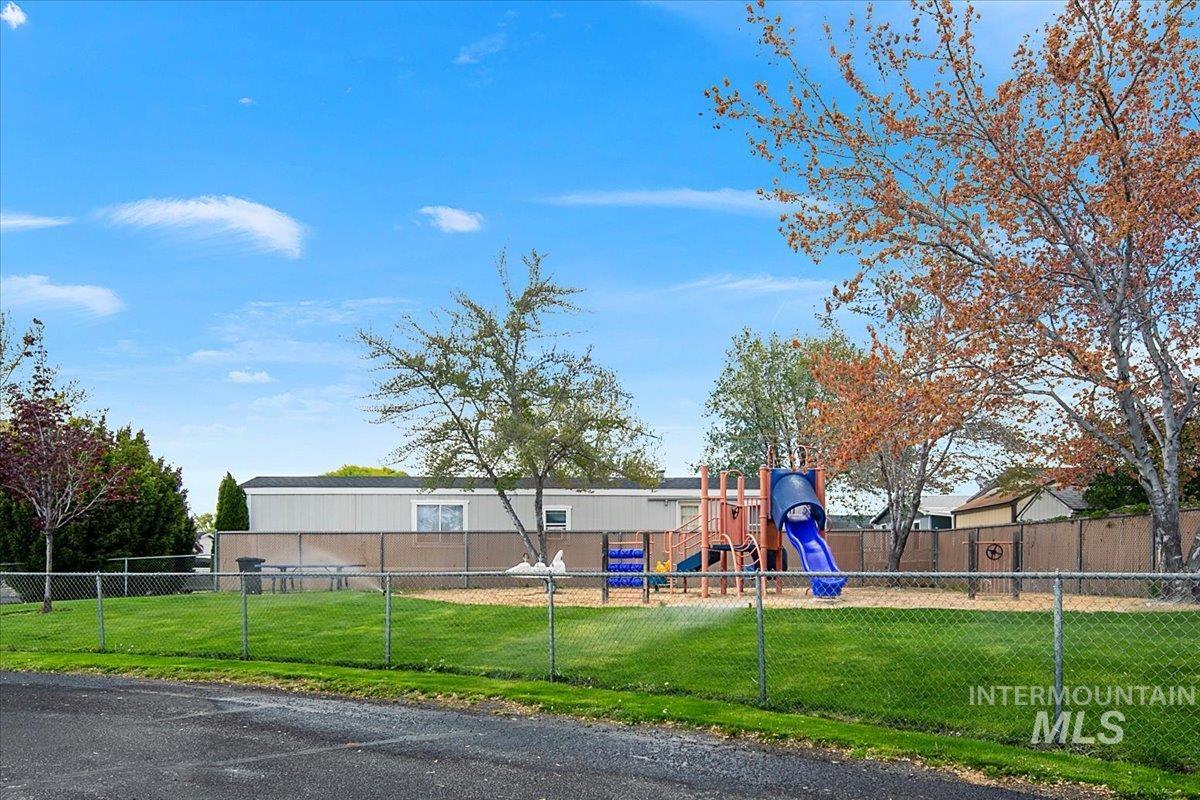 4403 High Valley Ave, Nampa, Idaho 83687, 3 Bedrooms, 2 Bathrooms, Residential For Sale, Price $79,900, 98984422