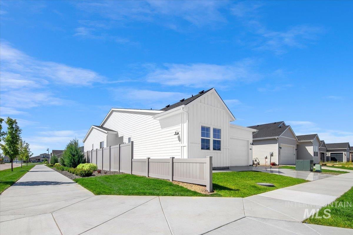 8651 W Stillmore St, Star, Idaho 83669, 2 Bedrooms, 2 Bathrooms, Residential For Sale, Price $520,000, 98984432