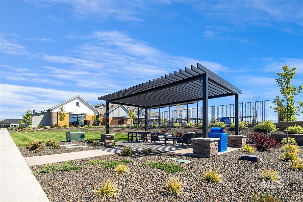 8651 W Stillmore St, Star, Idaho 83669, 2 Bedrooms, 2 Bathrooms, Residential For Sale, Price $530,000,MLS 98984432
