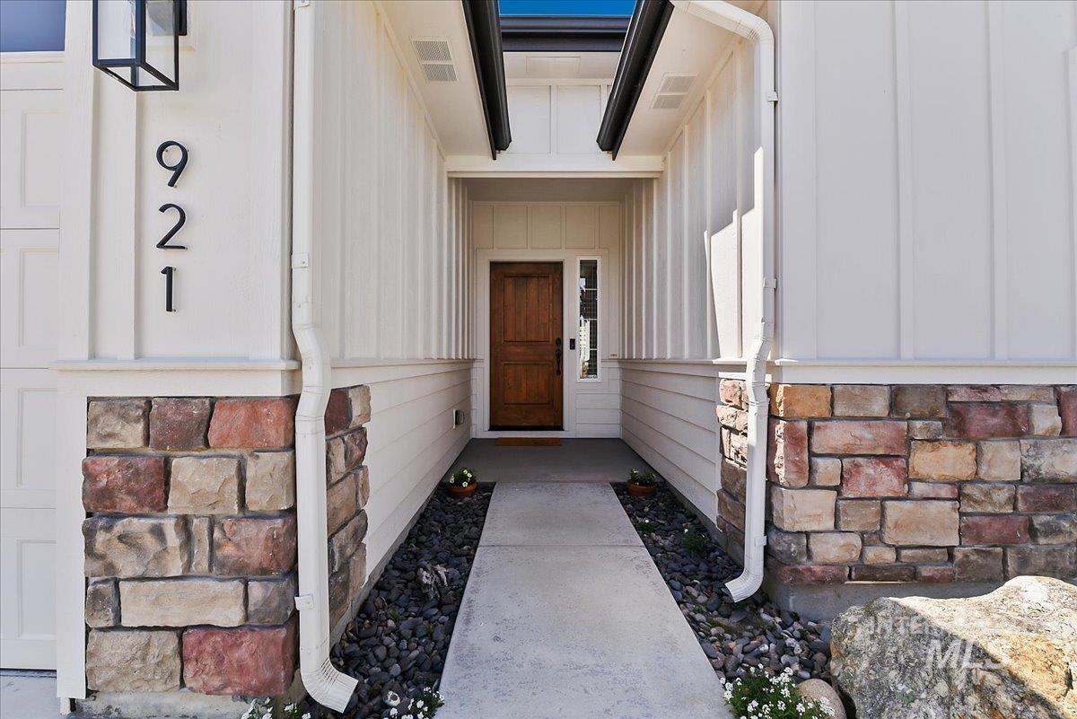921 N Mira Way, Star, Idaho 83669, 3 Bedrooms, 2 Bathrooms, Residential For Sale, Price $584,900, 98984452