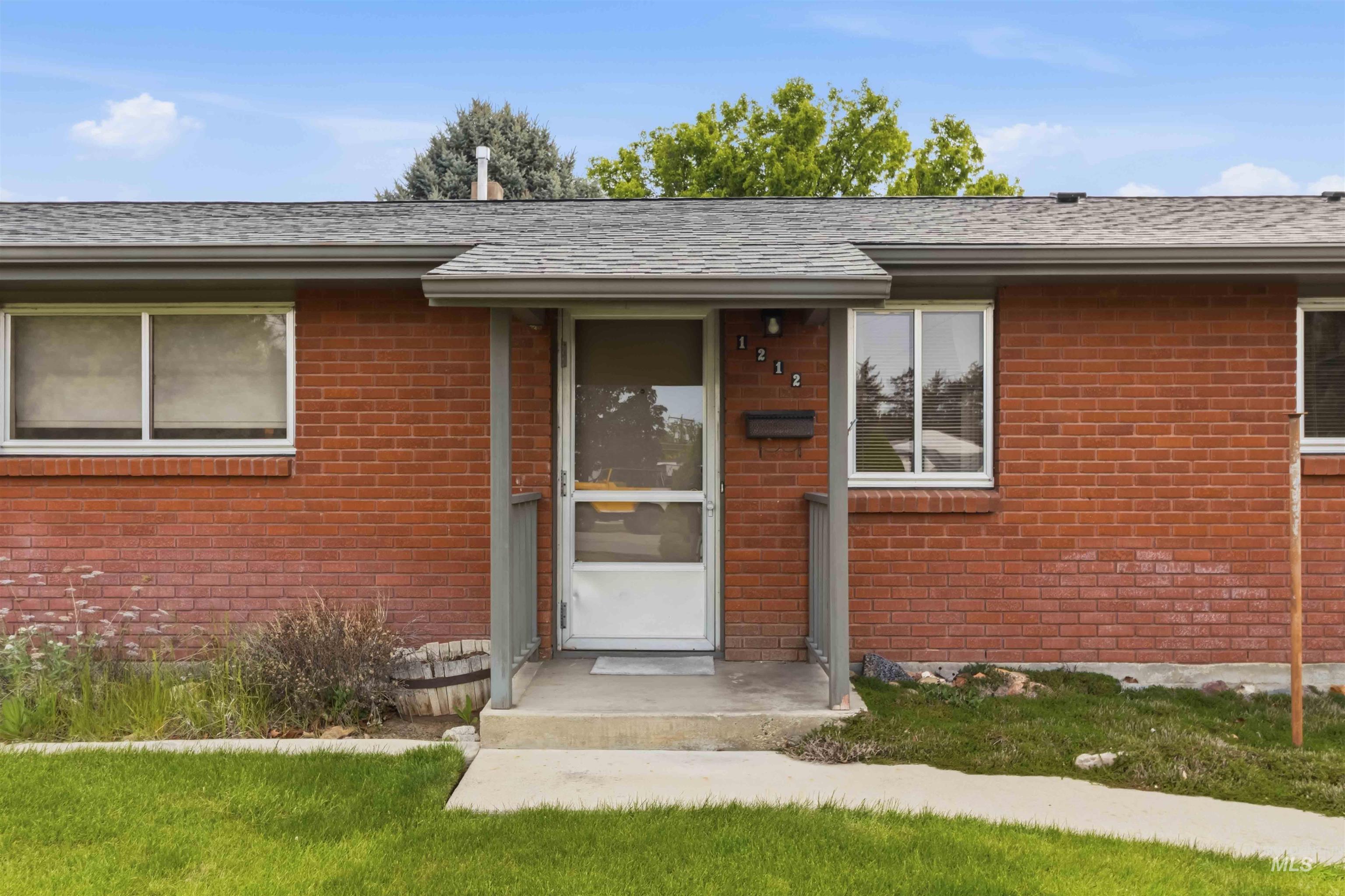 1212 N Vivian Ave, Boise, Idaho 83704-8648, 3 Bedrooms, 1.5 Bathrooms, Residential For Sale, Price $484,999, 98984457