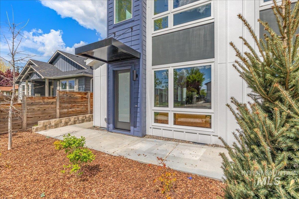 2810 W Bannock St, Boise, Idaho 83702, 2 Bedrooms, 2.5 Bathrooms, Residential For Sale, Price $575,000, 98984492